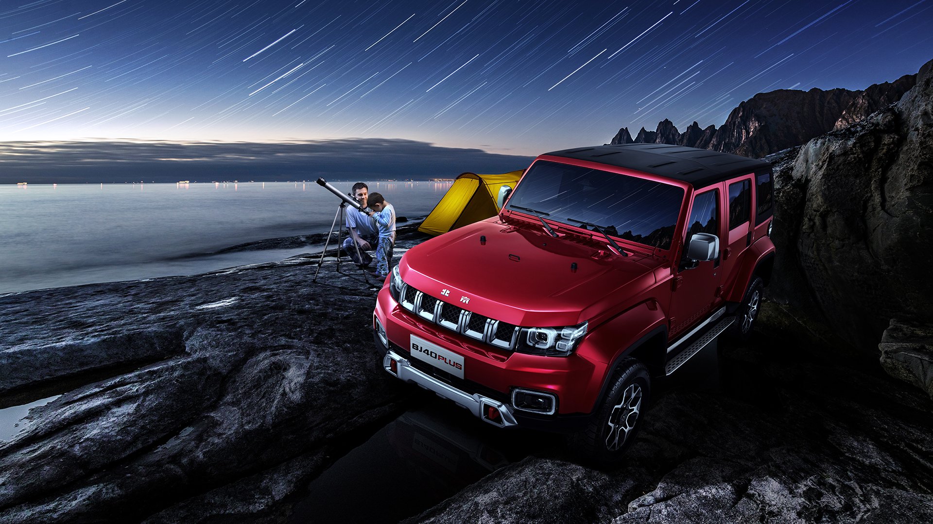 “飞盘对抗:成都三叉湖田径场成为飞盘爱好者的竞技天堂”