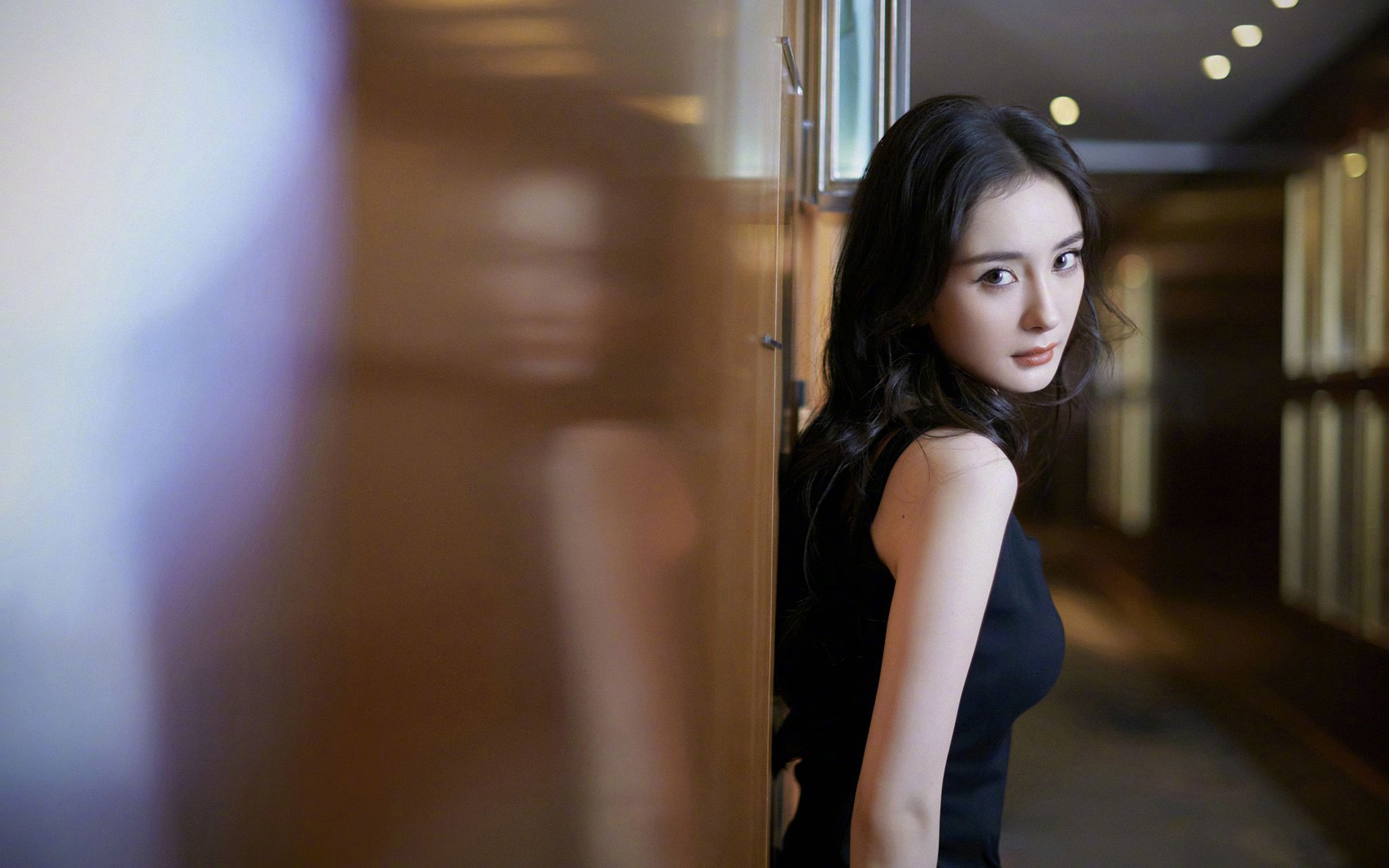 “飞盘对抗:成都三叉湖田径场成为飞盘爱好者的竞技天堂”